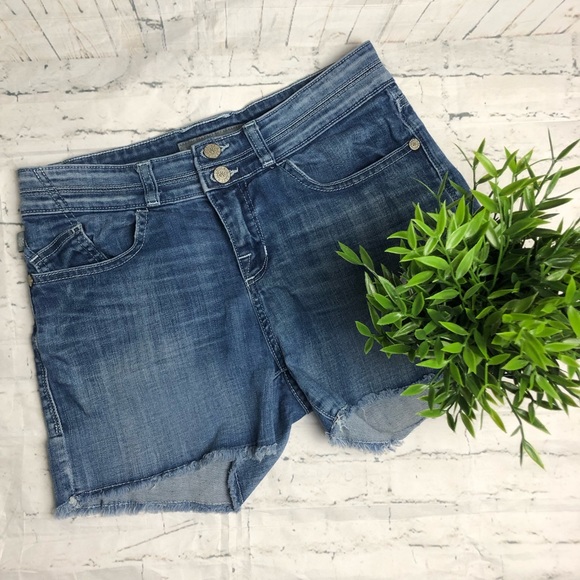 Rock & Republic Pants - Rock & Republic Fringe Hem Denim Shorts Size 6